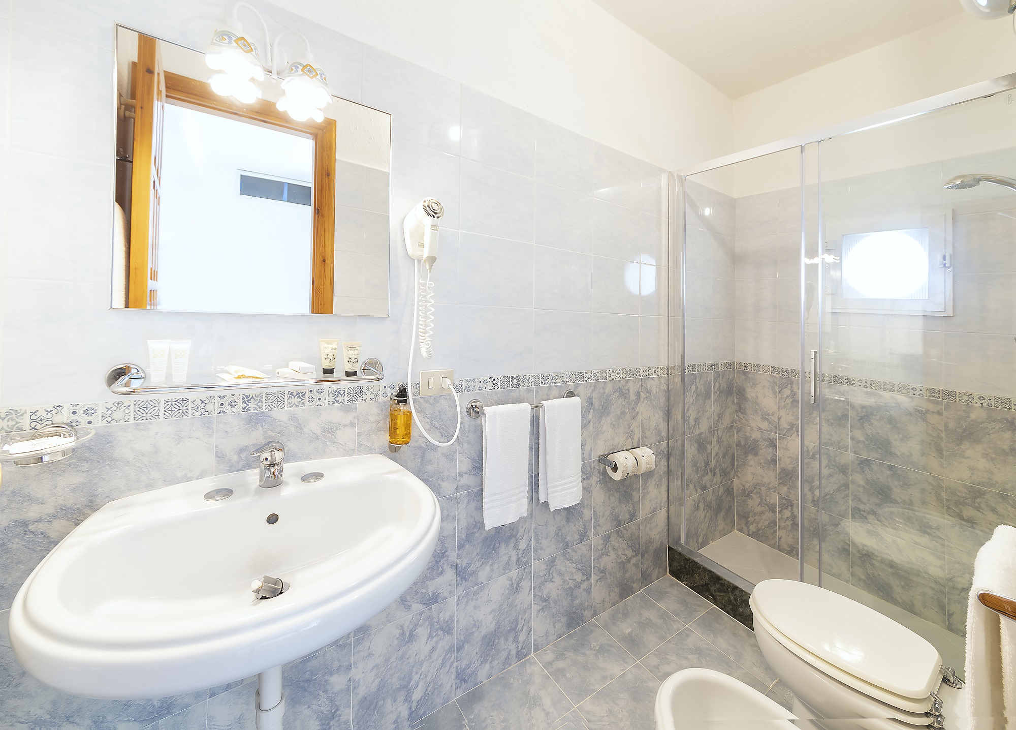 Immagine 2 della camera Junior Suite with side sea view