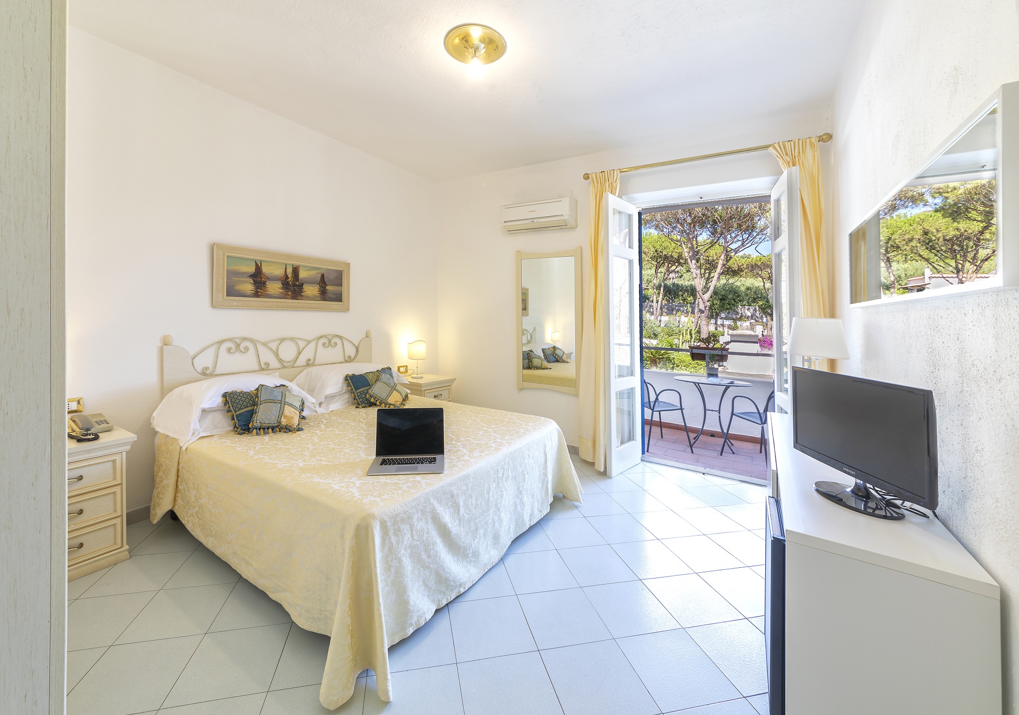 Immagine 1 della camera Comfort side sea view with balcony or terrace