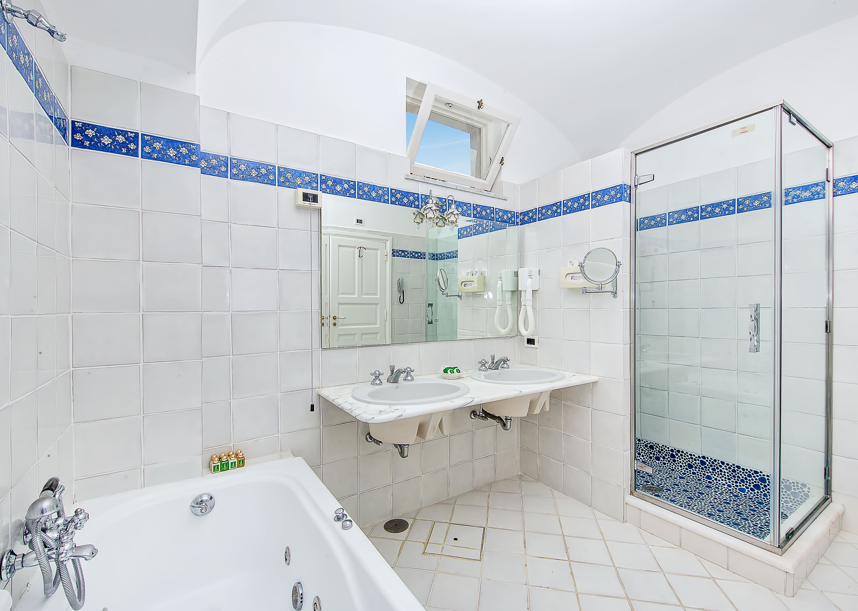 Immagine 5 della camera Deluxe Junior Suite with partial sea view